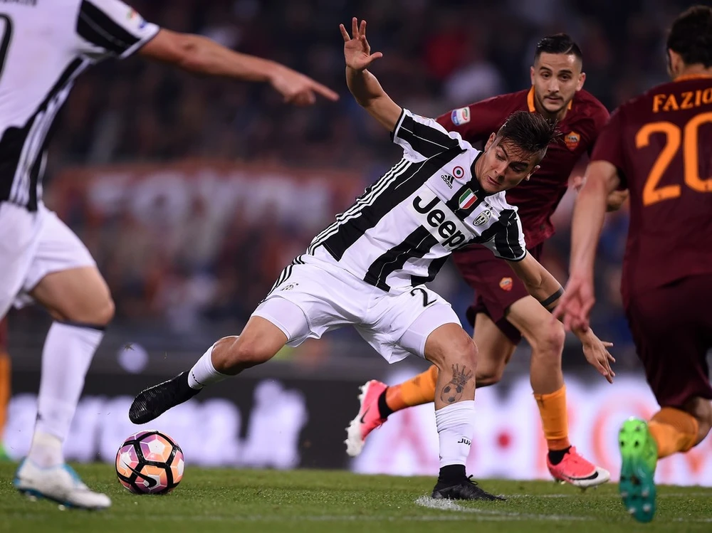 Hậu vệ Kostas Manola (phải, AS Roma) phạm lỗi với Paulo Dybala (Juventus). Ảnh: Getty Images.