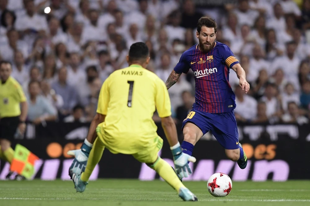 Lionel Messi (phải, Barcelona) đối mặt với thủ thành Keylor Navas. Ảnh: Getty Images.