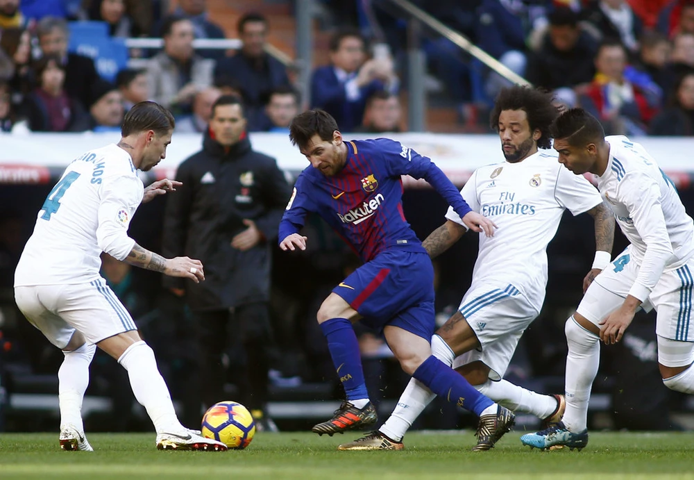 Lionel Messi (Barcelona) đi bóng giữa vòng vây Real Madrid. Ảnh Getty Images.