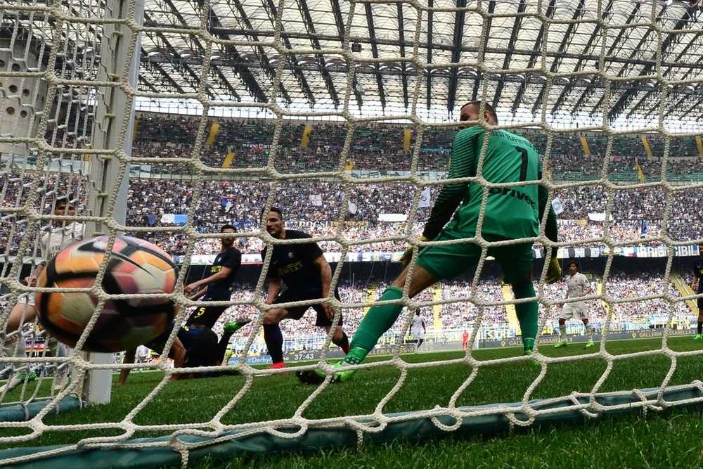 Trận derby thành Milan trên sân San Sịro. Ảnh: Getty Images.