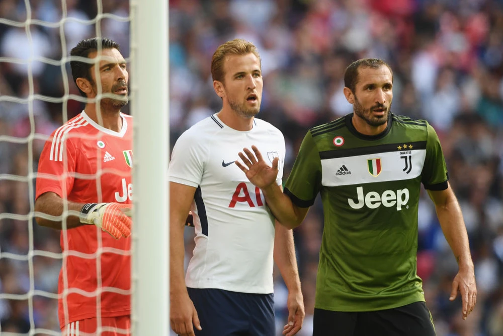 Chiellini (phải, Juventus) phải ngăn cản Harry Kane tiếp cận khung thành Buffon.