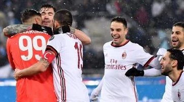 Các cầu thủ Milan mừng chiến thắng cùng thủ thành Donnarumma.