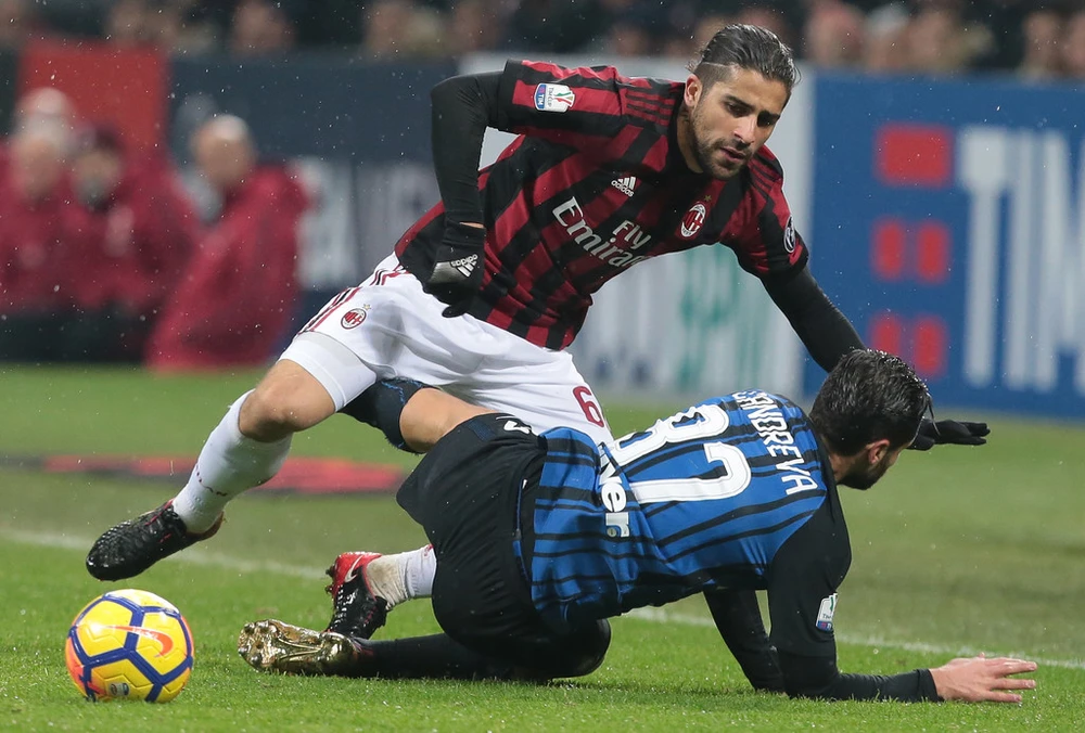 Ricardo Rodriguez (AC Milan) tránh cú tắc của Antonio Candreva (Inter)