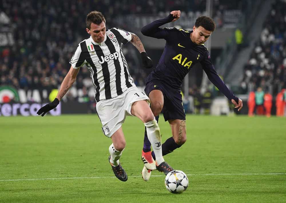 Mario Mandzukic (trái, Juventus) tranh bóng với Dele Alli (Tottenham). Ảnh: Getty Images.