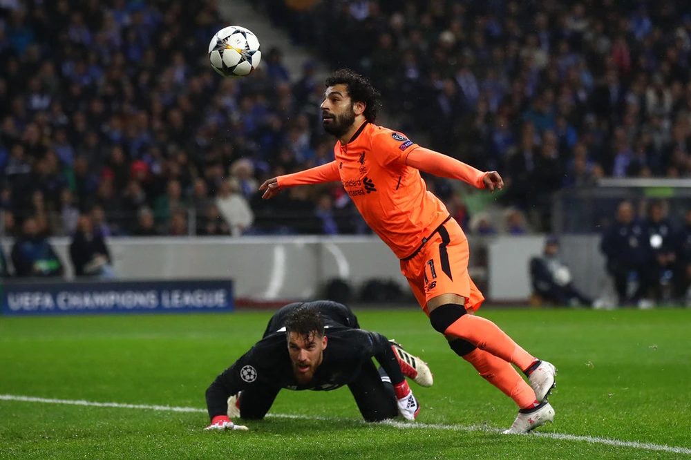 Mohamed Salah đánh đầu ghi bàn trước thủ thành Porto Jose Sa. Ành Getty Images.