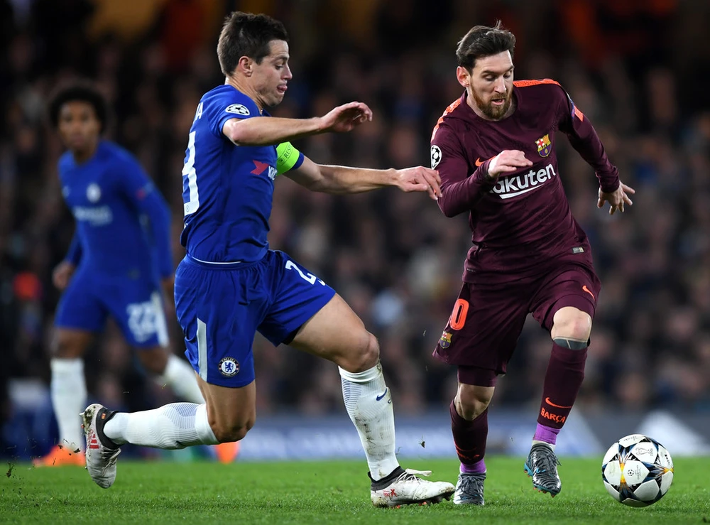 Lionel Messi (phải, Barcelona) vượt qua hậu vệ Cesar Azpilicueta (Chelsea).
