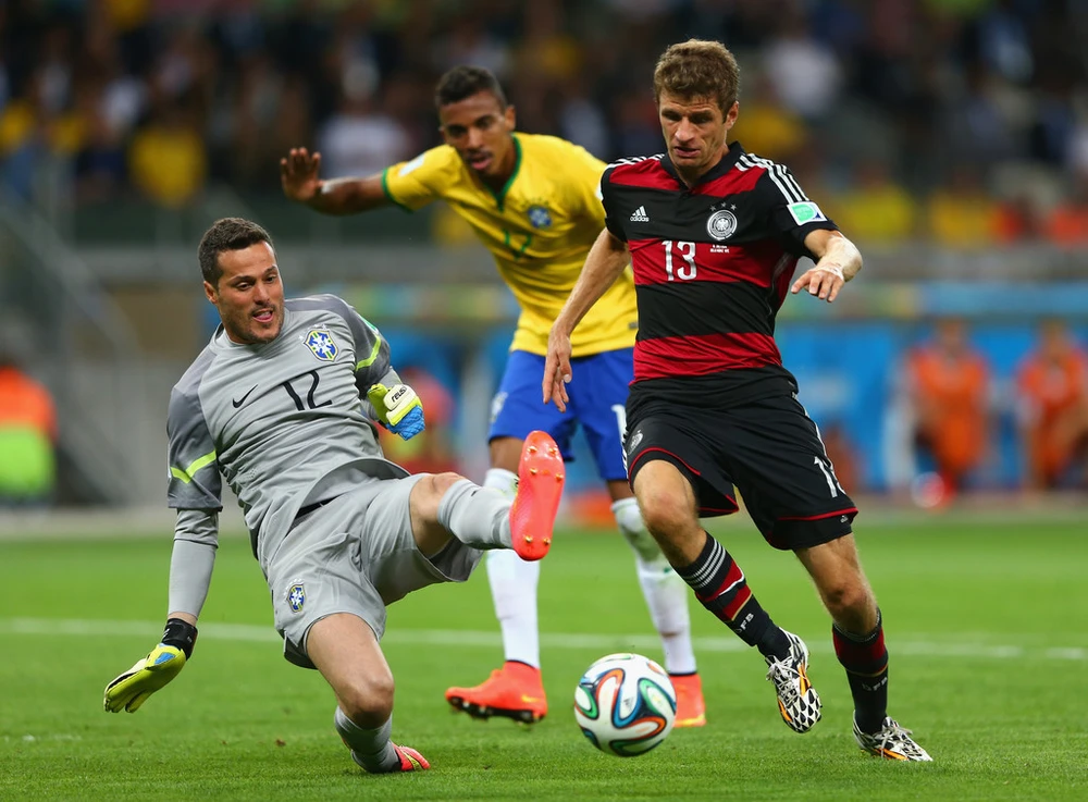 Thomas Mueller (phải, Đức) ghi bàn vào lưới Brazil ở World Cup 2014. 