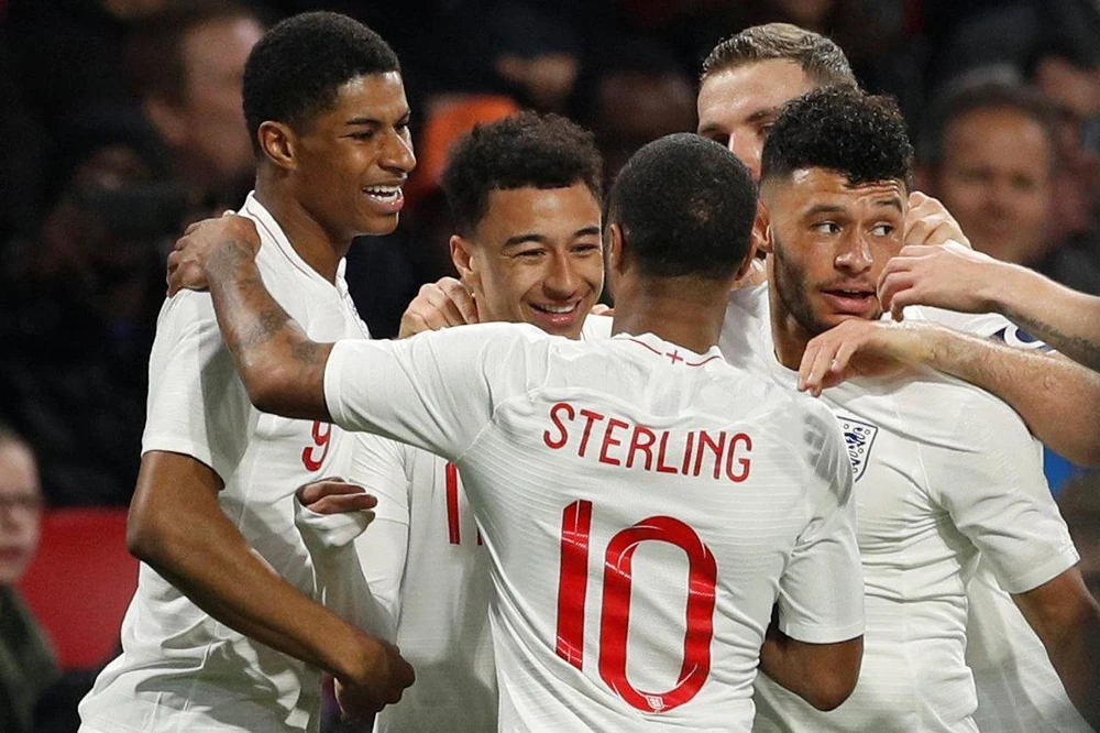 Các cầu thủ Anh ăn mừng chiến thắng trước Hà Lan.