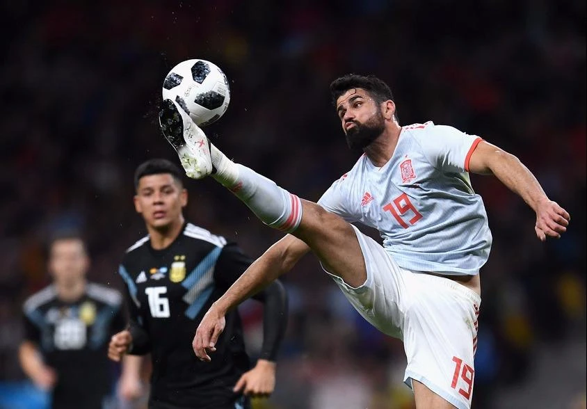 Diego Costa (Tây Ban Nha) kiểm soát bóng trước khung thành Argentina.