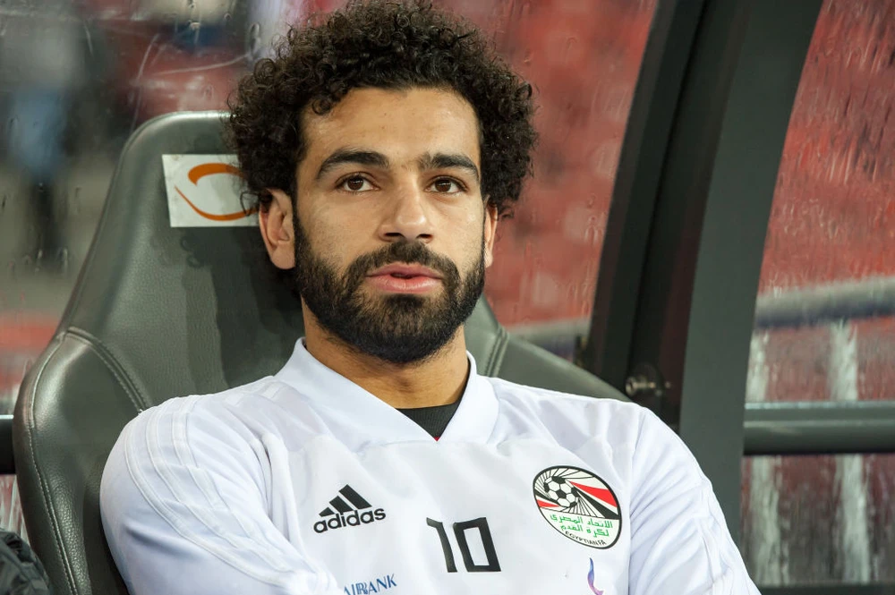 Mohamed Salah ngồi dự bị trận thua Hy Lạp. 