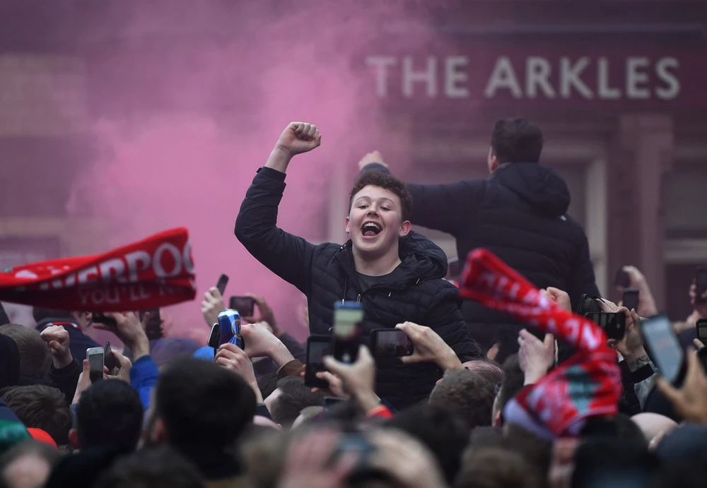 Hòa pháo mù trời và niềm vui của fan Liverpool khi tiếp đón Manchester City