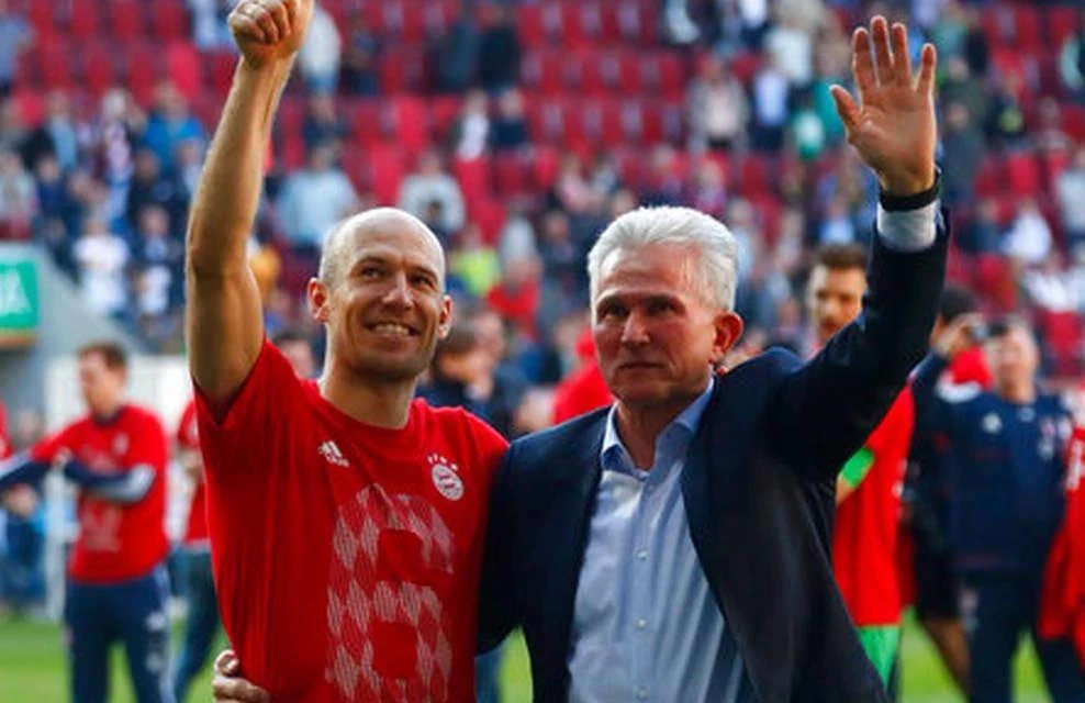 Jupp Heynckes và Arjen Robben mừng danh hiệu vô địch thứ 6.