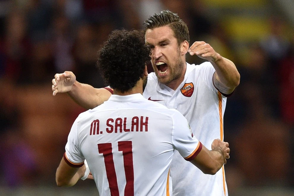 Kevin Strootman và Mohamed Salah trong màu áo Roma.