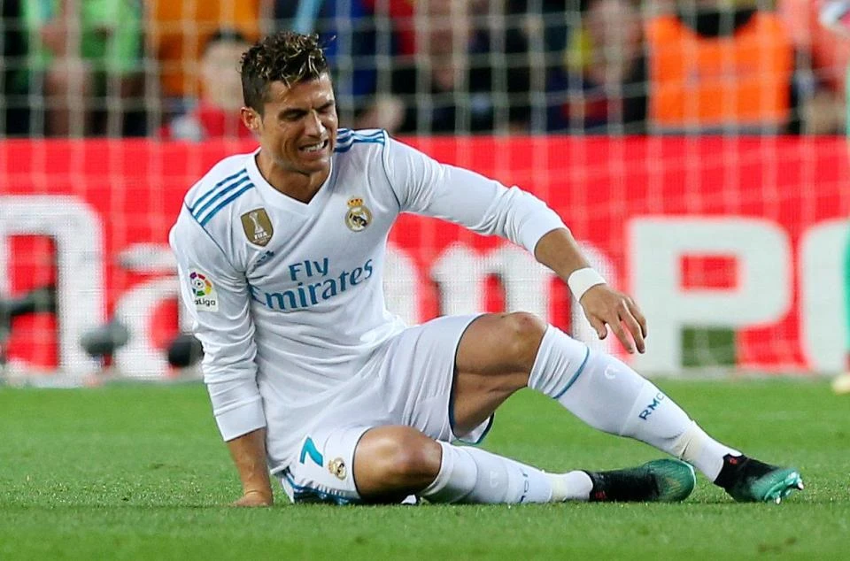 Ronaldo nhăn nhó sau chấn thương.