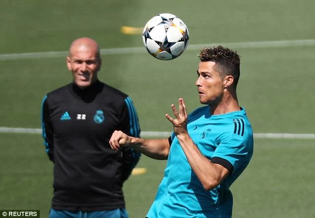 Zinedine Zidane và Ronaldo trên sân tập.