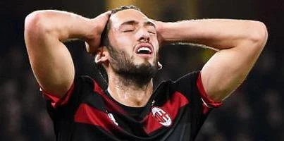 Tiền vệ Hakan Calhanoglu của Milan sẽ bỏ lỡ trận gặp Napoli