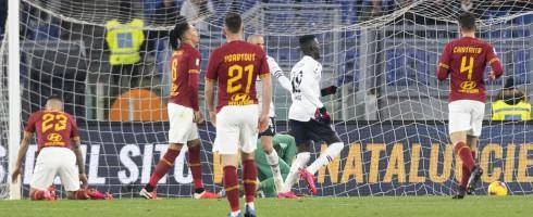 AS Roma sa sút vì hậu vệ “thủng”