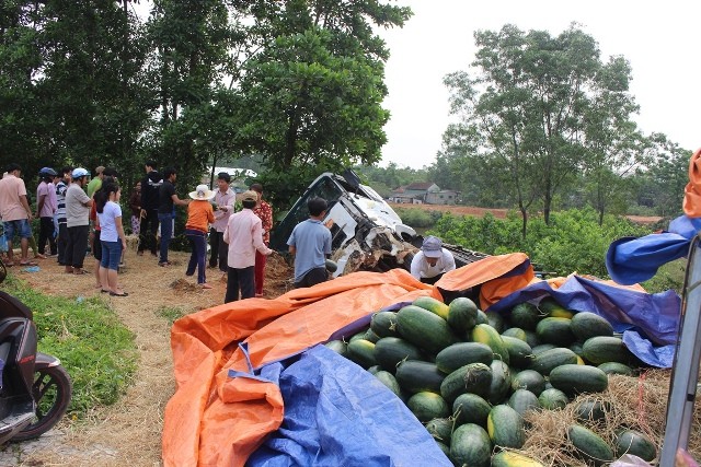 地方民眾幫忙司機撿拾散落四處的西瓜。（圖片來源：互聯網）