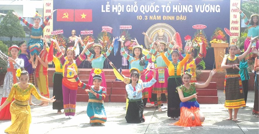 雄王高中學校學生表演54個民族服飾節目。