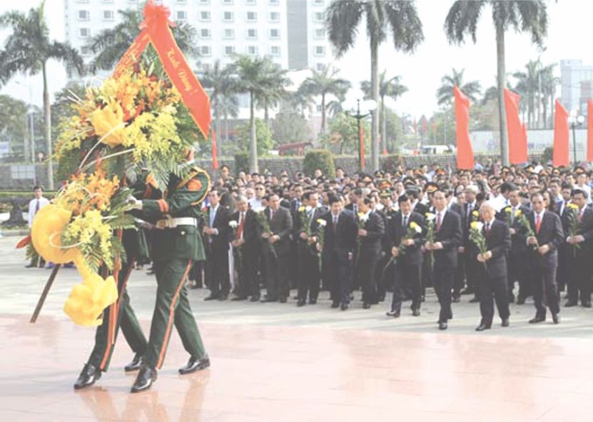 黨和國家領導與代表們在黎筍總書記塑像敬獻花圈。