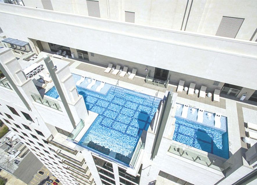 42 層高樓懸空游泳池