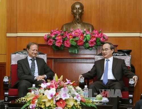 越南祖國陣線中央委員會主席阮善仁接見歐盟駐越南代表團長布魯諾‧安格萊特大使。（圖片來源：越通社）