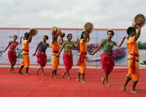 第11屆安江省高棉族同胞文體與旅遊節隆重開幕。