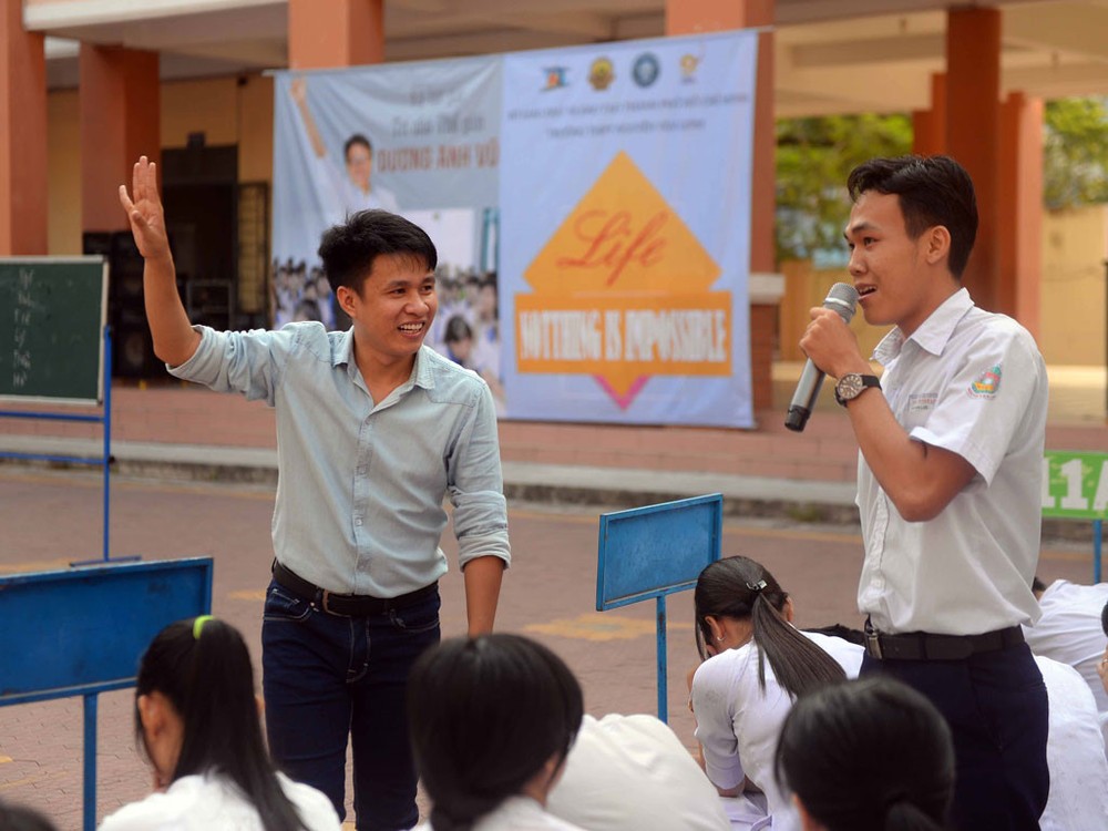 楊英宇（左）向第六郡阮文靈高中學校分享記住經驗。