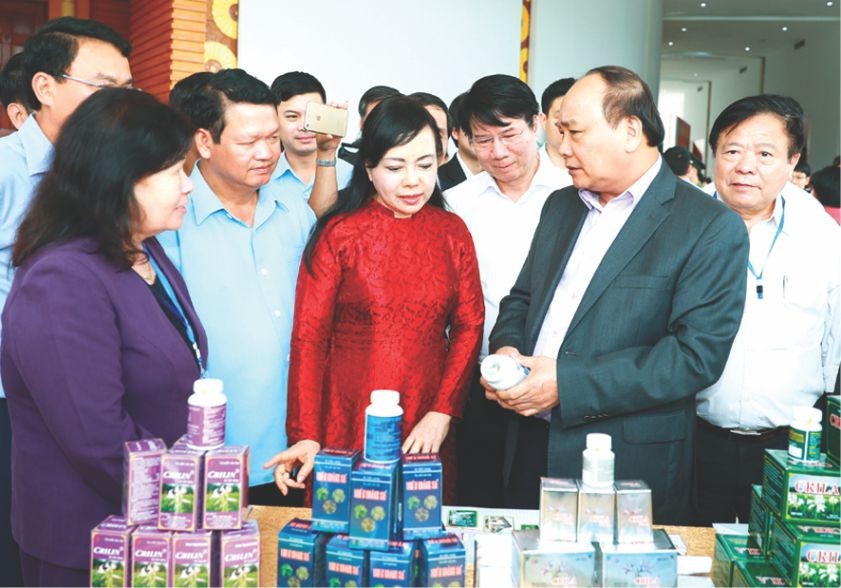 阮春福總理參觀老街市的藥品。