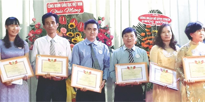 該中心工會主席梁紹光（左三）代表領獎。