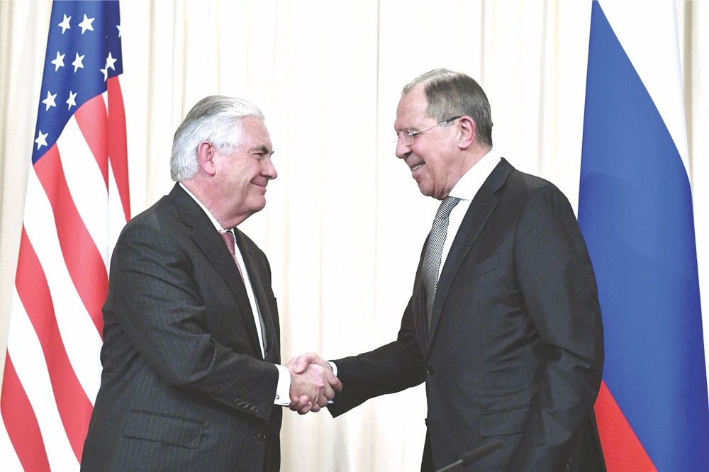 美國務卿蒂勒森（左）與俄外長拉夫羅夫出席聯合新聞發佈會。