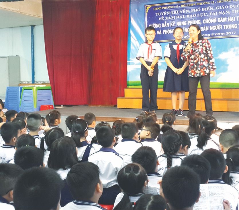 文朗學校學生向阮映紅專員提問。