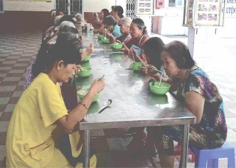 清貧老人、婦女正在進餐。