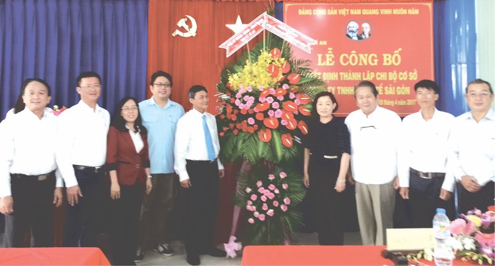 苡安市黨部贈送花籃予西貢國際有限公司董事會和黨支部。