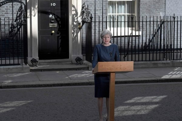 特蕾莎‧梅在首相府外宣布，她計劃將選舉提前到6月8日進行。（圖片來源：互聯網）