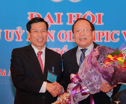 第四屆越南奧委會主席黃俊英（右）向阮玉善部長祝賀。