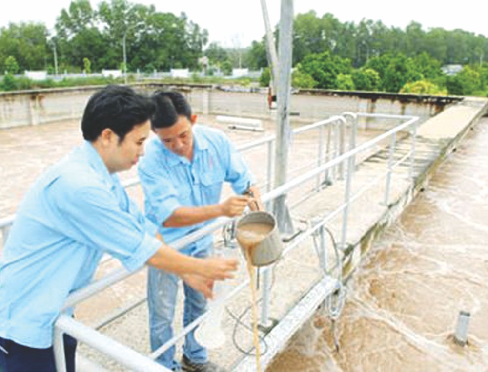 資源環境部門在某工業區提取水樣檢測。