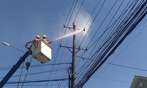 平代電力公司工人在無須斷電的情況下清洗電網。
