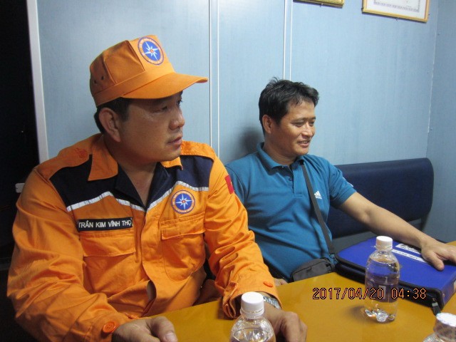 菲籍船員Lim Rey Calatraba（右）在機艙遇到勞動事故致手部受傷，可能引發壞死危險，須緊急送到岸上救治。（圖片來源：互聯網）