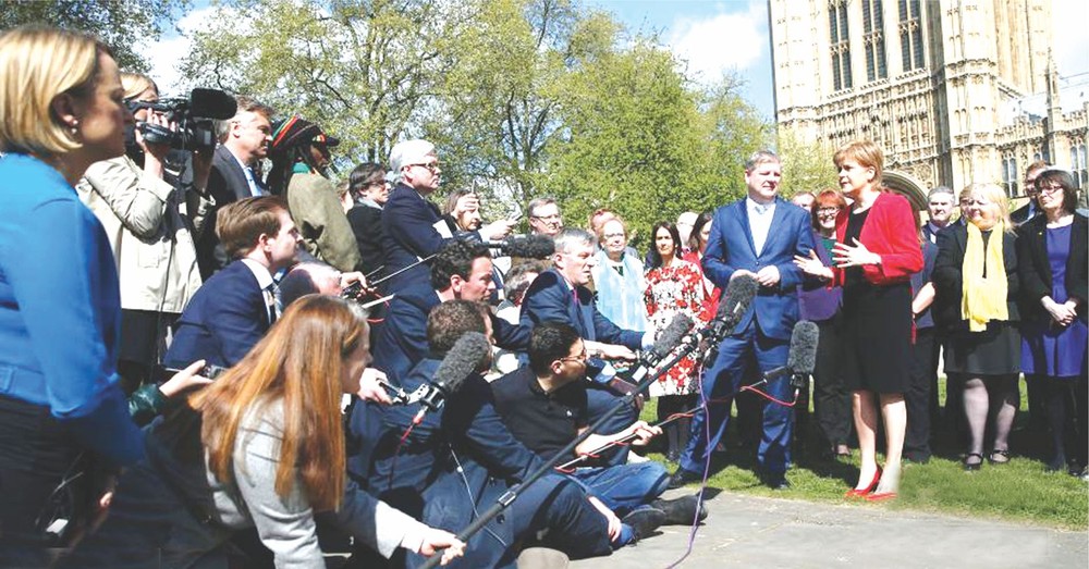 蘇格蘭政府首席大臣妮古拉‧斯特金（前排右）在議會大廈外接受採訪。（圖片來源：互聯網）