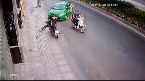 計程車撞向劫匪的摩托車。（圖片來源：互聯網）
