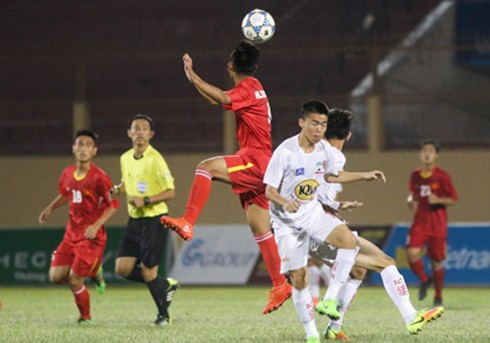 越南U19隊（紅衣）與嘉萊黃英U19隊激烈角逐。