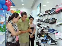 消費者在選購平新公司的鞋品。（圖片來源：互聯網）
