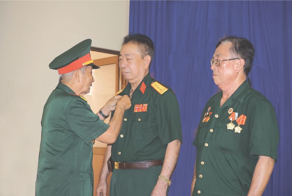 西貢-嘉定軍區別動武裝俱樂部主任阮德詩大校向謝峰、劉牛、王永勝3位成員頒贈紀念章。