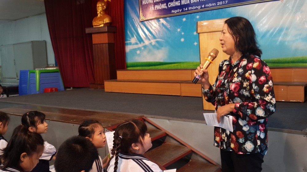阮氏映紅專員向小學生講述有關防止少兒 性侵犯專題。（圖片來源）