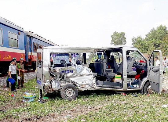 在同奈省發生列車與旅遊車碰撞的交通事故。（圖源：SGGP）