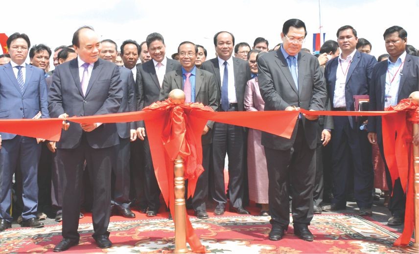 阮春福總理與洪森首相出席剪綵儀式。