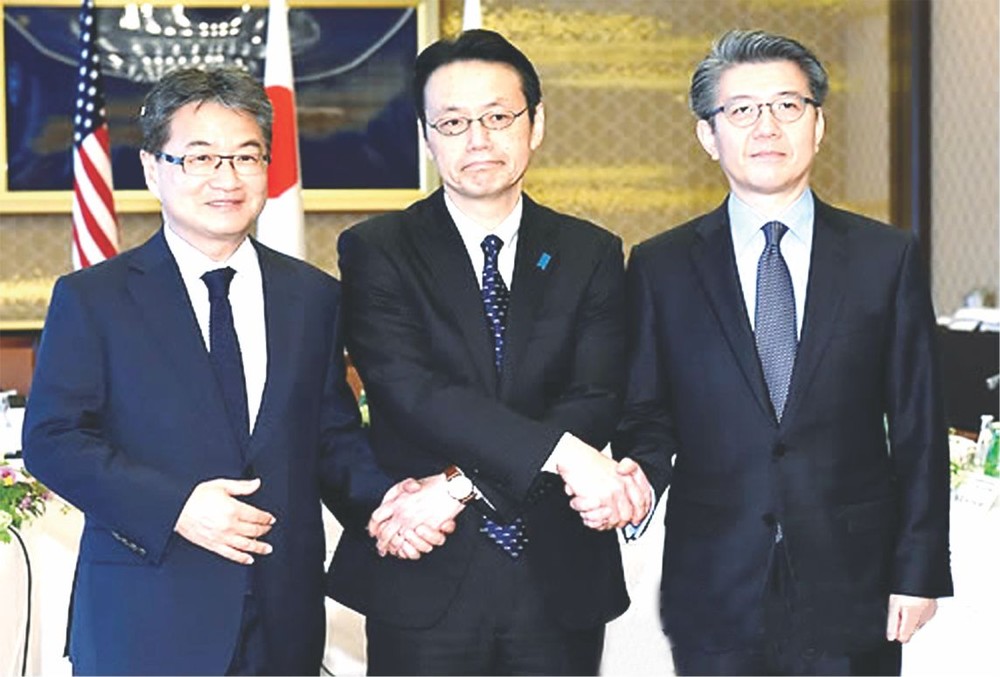 韓日美三國團長在會談前合影。（圖源：互聯網）