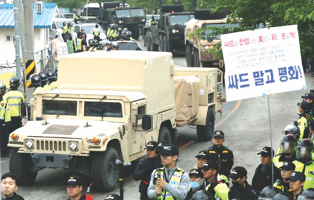 韓國民眾高舉“不要薩德要和平”的標語。（圖源：互聯網）