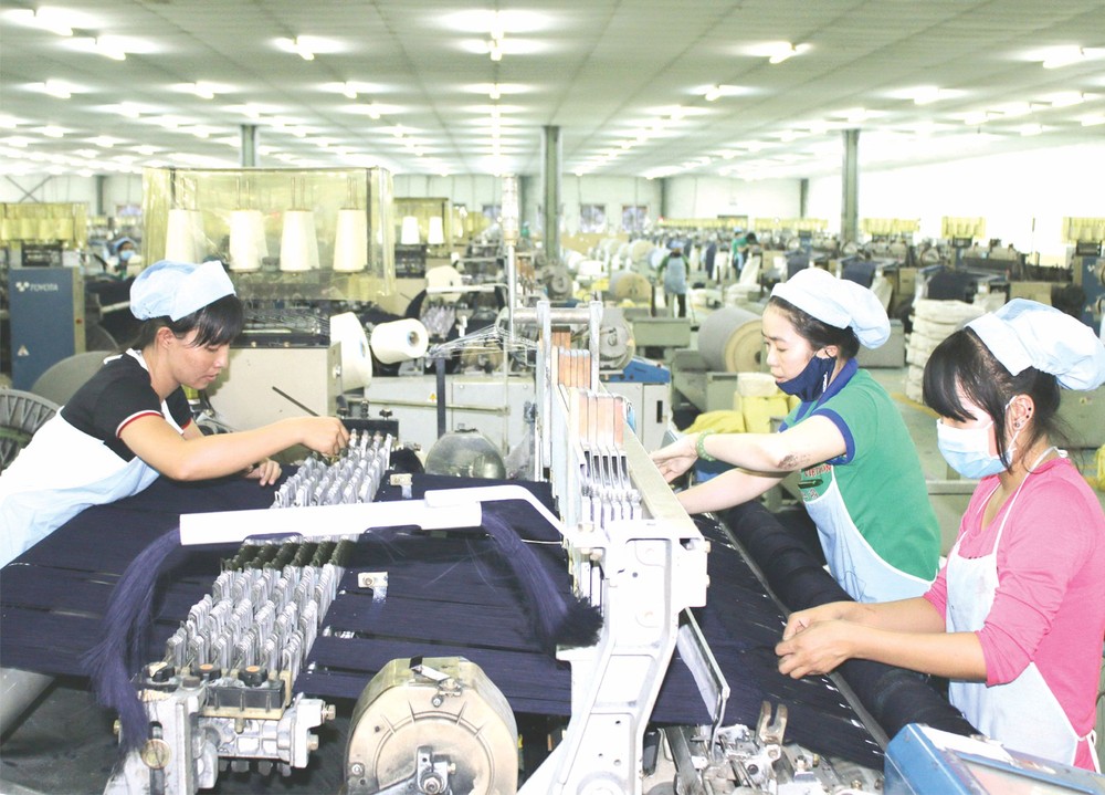 華人私營企業越鴻公司生產牛仔布輸往外國。